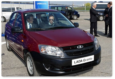 Председатель Правительства Российской Федерации В.В.Путин, находящийся с рабочей поездкой в Самарской области, осмотрел и опробовал в Тольятти новую бюджетную модель АвтоВАЗа – «Ладу-Гранту»