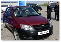 Председатель Правительства Российской Федерации В.В.Путин, находящийся с рабочей поездкой в Самарской области, осмотрел и опробовал в Тольятти новую бюджетную модель АвтоВАЗа – «Ладу-Гранту»
