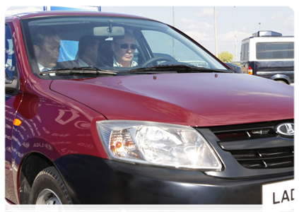 Председатель Правительства Российской Федерации В.В.Путин осмотрел и опробовал новую бюджетную модель АвтоВАЗа – «Ладу-Гранту»|11 мая, 2011|17:25