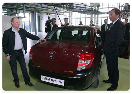 Председатель Правительства Российской Федерации В.В.Путин осмотрел новую бюджетную модель АвтоВАЗа – «Ладу-Гранту»|11 мая, 2011|17:25