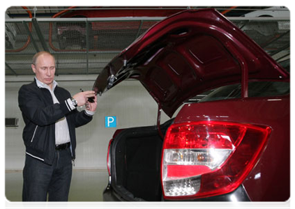 Председатель Правительства Российской Федерации В.В.Путин осмотрел новую бюджетную модель АвтоВАЗа – «Ладу-Гранту»|11 мая, 2011|17:25