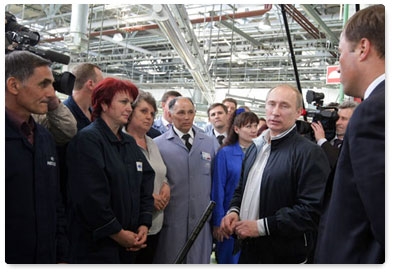 During his visit to AvtoVAZ, Prime Minister Vladimir Putin speaks with its workers