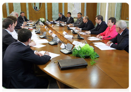 Prime Minister Vladimir Putin meeting with representatives of the Russian Popular Front|12 may, 2011|13:17