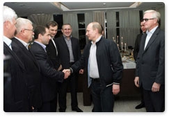 Last evening, Prime Minister Vladimir Putin held an informal meeting with activists of the Russian Popular Front and leaders of the United Russia party in Sochi. Participants in the meeting discussed issues linked with the establishment of the Russian Popular Front and preparations for parliamentary elections