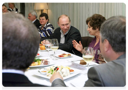 Last evening, Prime Minister Vladimir Putin held an informal meeting with activists of the Russian Popular Front and leaders of the United Russia party in Sochi|12 may, 2011|13:53