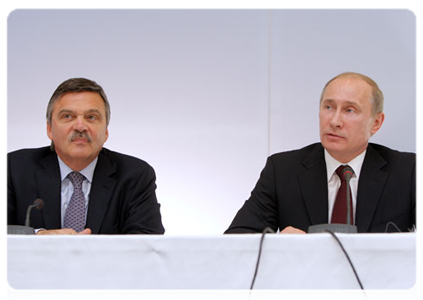 Председатель Правительства Российской Федерации В.В.Путин встретился в Братиславе с представителями СМИ|13 мая, 2011|16:55