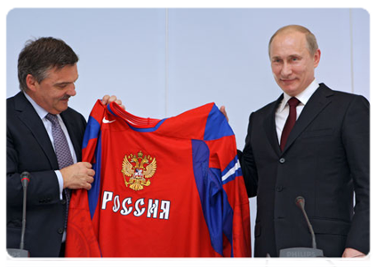 Rene Fasel, president of the International Ice Hockey Federation, making Prime Minister Vladimir Putin the gift of a hockey uniform after the news conference in Bratislava|13 may, 2011|17:28