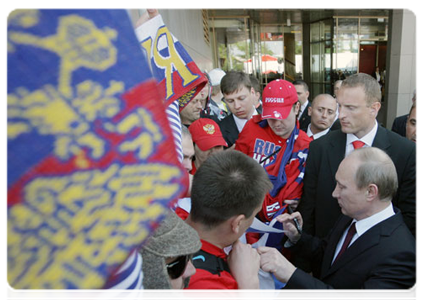 Prime Minister Vladimir Putin talking to hockey fans in Bratislava|13 may, 2011|19:00