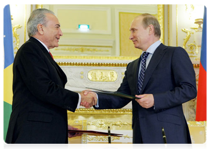 Prime Minister Vladimir Putin and Brazilian Vice President Michel Temer signing a joint statement following the fifth session of the Russian-Brazilian high-level commission on cooperation|17 may, 2011|17:47