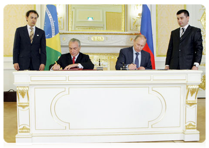 Prime Minister Vladimir Putin and Brazilian Vice President Michel Temer signing a joint statement following the fifth session of the Russian-Brazilian high-level commission on cooperation|17 may, 2011|17:47