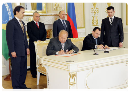 Prime Minister Vladimir Putin and Brazilian Vice President Michel Temer signing a joint statement following the fifth session of the Russian-Brazilian high-level commission on cooperation|17 may, 2011|17:47