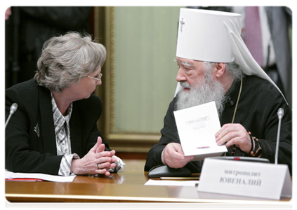 Galina Bogolyubova, president of the Russian Slavonic Foundation, and Metropolitan Juvenaly of Krutitsy and Kolomna, deputy co-chairman of the Russian Organising Committee to Prepare for and Hold Slavonic Alphabet and Culture Day, at the Committee’s meeting|20 may, 2011|17:51