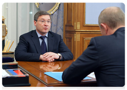 Tyumen Region Governor Vladimir Yakushev at a meeting with Prime Minister Vladimir Putin|21 may, 2011|12:14