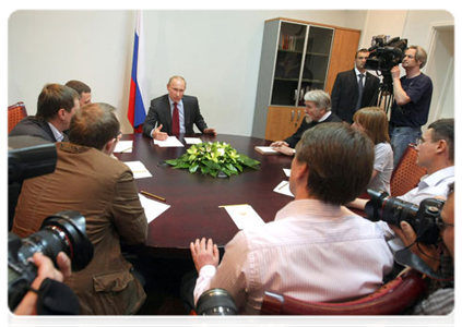 Prime Minister Vladimir Putin meets with the local United Russia chairman, local representatives of public organisations and local residents at a United Russia public reception office in Pskov|23 may, 2011|16:42