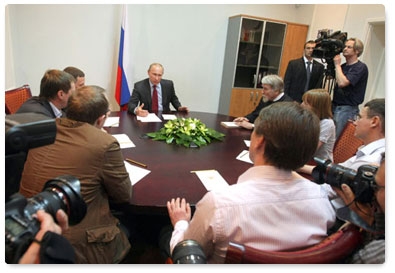 During a working visit to Pskov, Prime Minister Vladimir Putin meets with the local United Russia chairman, local representatives of public organisations and local residents at a United Russia public reception office