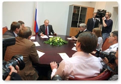 During a working visit to Pskov, Prime Minister Vladimir Putin meets with the local United Russia chairman, local representatives of public organisations and local residents at a United Russia public reception office