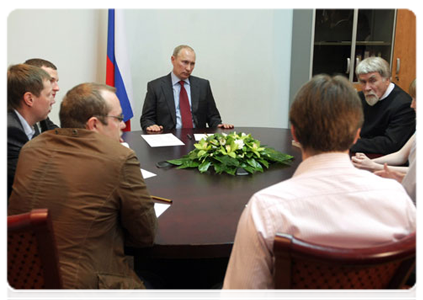 Prime Minister Vladimir Putin meets with the local United Russia chairman, local representatives of public organisations and local residents at a United Russia public reception office in Pskov|23 may, 2011|16:42