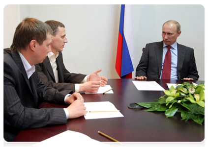 Prime Minister Vladimir Putin meets with the local United Russia chairman, local representatives of public organisations and local residents at a United Russia public reception office in Pskov|23 may, 2011|16:42