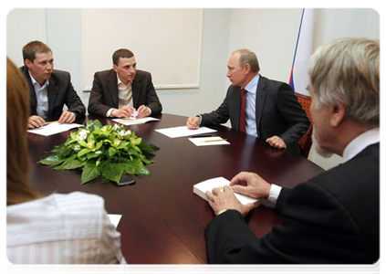 Prime Minister Vladimir Putin meets with the local United Russia chairman, local representatives of public organisations and local residents at a United Russia public reception office in Pskov|23 may, 2011|16:42