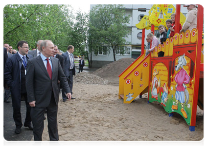 Prime Minister Vladimir Putin inspecting the city’s  courtyards during a working visit to Pskov|23 may, 2011|20:50