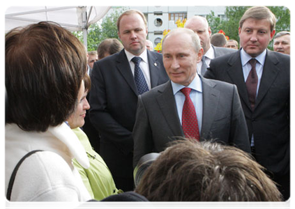 Prime Minister Vladimir Putin inspecting courtyards and talking to local residents during a working visit to Pskov|23 may, 2011|20:51