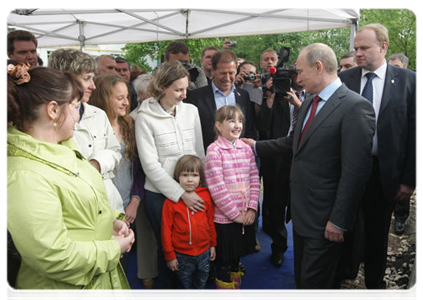 Prime Minister Vladimir Putin inspecting courtyards and talking to local residents during a working visit to Pskov|23 may, 2011|20:51