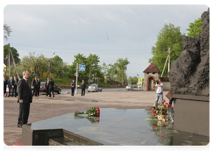 Prime Minister Vladimir Putin lays a bouquet of red roses at the monument to paratroopers of the Pskov airborne division who lost their lives in battle in the mountains of Chechnya in 2000|23 may, 2011|20:56