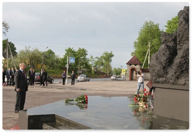 Prime Minister Vladimir Putin lays a bouquet of red roses at the monument to paratroopers of the Pskov airborne division who lost their lives in battle in the mountains of Chechnya in 2000