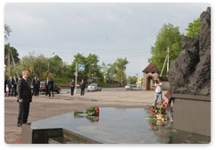 Prime Minister Vladimir Putin lays a bouquet of red roses at the monument to paratroopers of the Pskov airborne division who lost their lives in battle in the mountains of Chechnya in 2000