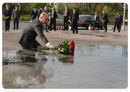 Prime Minister Vladimir Putin lays a bouquet of red roses at the monument to paratroopers of the Pskov airborne division who lost their lives in battle in the mountains of Chechnya in 2000|23 may, 2011|20:56