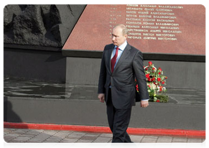 Prime Minister Vladimir Putin lays a bouquet of red roses at the monument to paratroopers of the Pskov airborne division who lost their lives in battle in the mountains of Chechnya in 2000|23 may, 2011|20:56