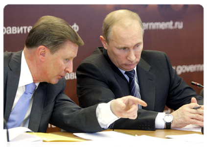 Prime Minister Vladimir Putin and Deputy Prime Minister Sergei Ivanov at a meeting on improving the efficiency of road construction and maintenance|30 may, 2011|16:39