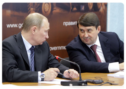 Prime Minister Vladimir Putin and Minister of Transport Igor Levitin at a meeting on improving the efficiency of road construction and maintenance|30 may, 2011|16:39