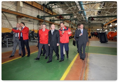 Prime Minister Vladimir Putin visits the Tver Excavator Plant and talks to workers there