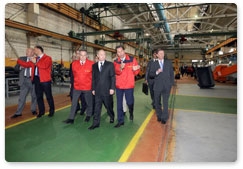 Prime Minister Vladimir Putin visits the Tver Excavator Plant and talks to workers there