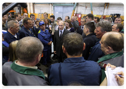 Prime Minister Vladimir Putin speaks with workers at the Tverskoy Ekskavator plant|30 may, 2011|17:10