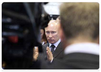 Prime Minister Vladimir Putin speaks with workers at the Tverskoy Ekskavator plant|30 may, 2011|17:10