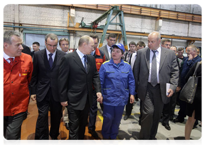 Prime Minister Vladimir Putin speaks with workers at the Tverskoy Ekskavator plant|30 may, 2011|17:10