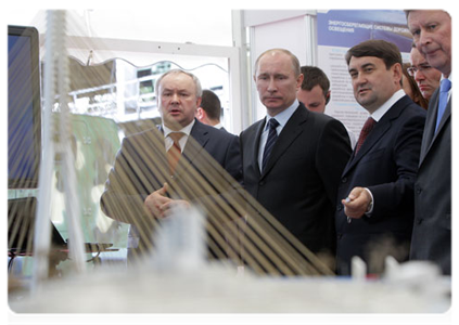 Prime Minister Vladimir Putin visits an exhibition of road-building technology and equipment|30 may, 2011|17:24