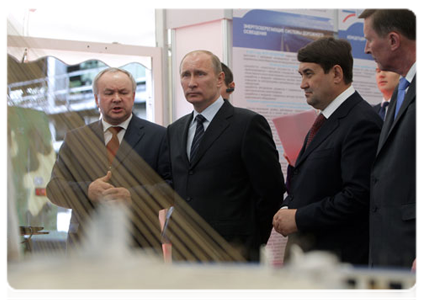 Prime Minister Vladimir Putin visits an exhibition of road-building technology and equipment|30 may, 2011|17:24