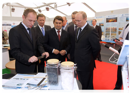 Prime Minister Vladimir Putin visits an exhibition of road-building technology and equipment|30 may, 2011|17:24