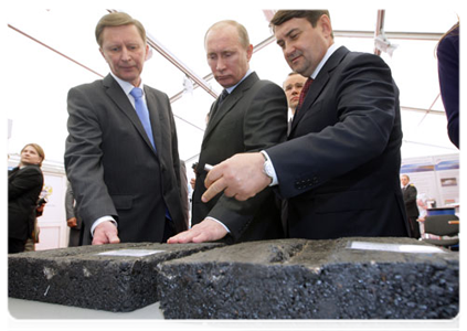 Prime Minister Vladimir Putin visits an exhibition of road-building technology and equipment|30 may, 2011|17:24