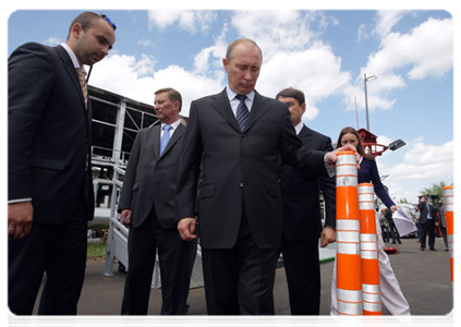 Prime Minister Vladimir Putin visits an exhibition of road-building technology and equipment|30 may, 2011|17:24