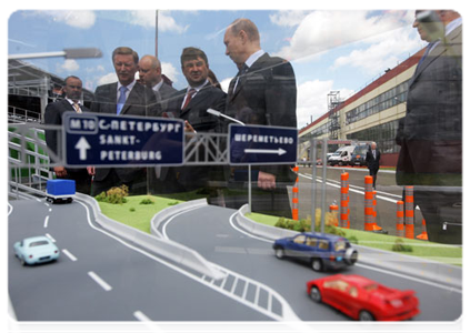 Prime Minister Vladimir Putin visits an exhibition of road-building technology and equipment|30 may, 2011|17:24