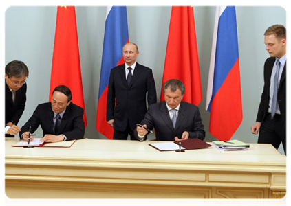 Deputy Prime Minister Igor Sechin and Chinese Vice-Premier Wang Qishan signing a protocol to the memorandum of understanding on natural gas partnership in the presence of Prime Minister Vladimir Putin|31 may, 2011|18:38