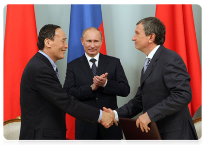 Deputy Prime Minister Igor Sechin and Chinese Vice-Premier Wang Qishan signing a protocol to the memorandum of understanding on natural gas partnership in the presence of Prime Minister Vladimir Putin|31 may, 2011|18:38