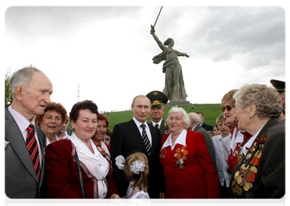 Prime Minister Vladimir Putin tours the Battle of Stalingrad open-air state memorial museum, where he met with veterans of the Great Patriotic War|6 may, 2011|17:04