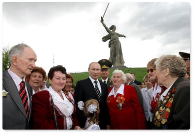 On a working visit to Volgograd, Prime Minister Vladimir Putin tours the Battle of Stalingrad open-air state memorial museum, where he met with veterans of the Great Patriotic War