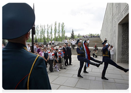 Prime Minister Vladimir Putin tours the Battle of Stalingrad open-air state memorial museum|6 may, 2011|17:19