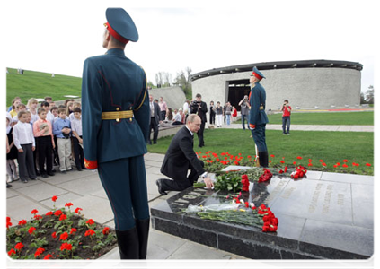 Prime Minister Vladimir Putin tours the Battle of Stalingrad open-air state memorial museum|6 may, 2011|17:19